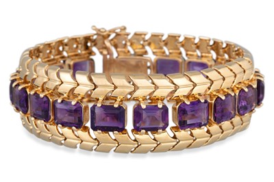 Lot 181 - AN AMETHYST AND GOLD FLEXIBLE LINK BRACELET,...