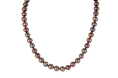 Lot 135 - A SINGLE ROW BLACK CULTURED PEARL NECKLACE,...