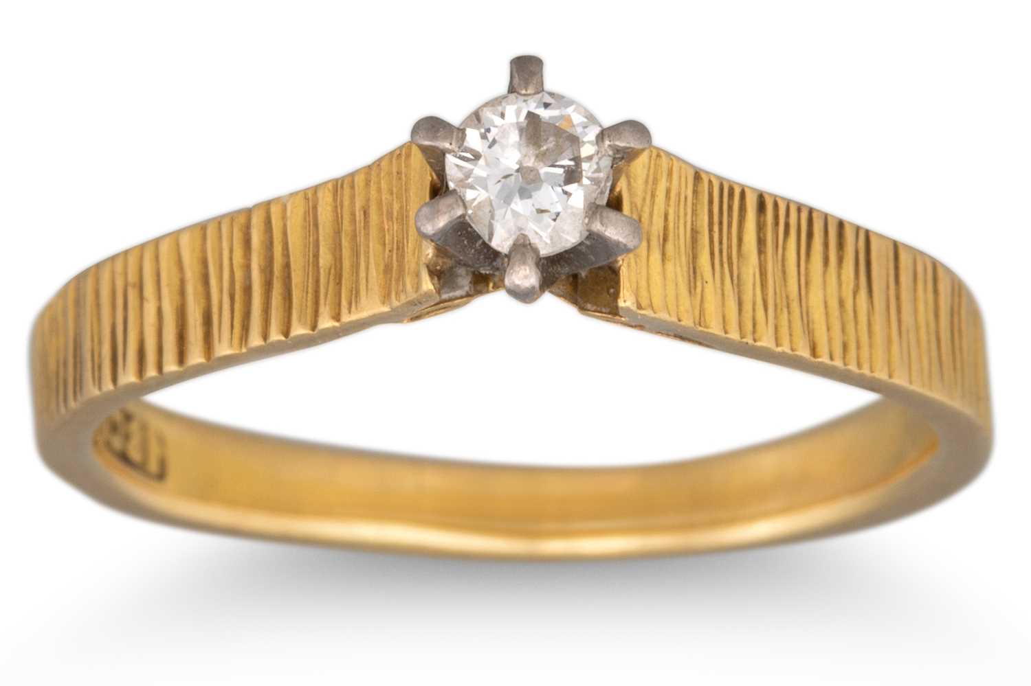 Lot 47 - A VINTAGE DIAMOND SOLITAIRE RING, set in...