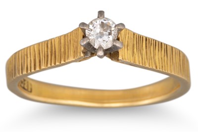 Lot 47 - A VINTAGE DIAMOND SOLITAIRE RING, set in...