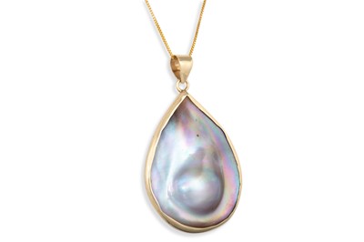 Lot 175 - A MOTHER OF PEARL PENDANT, on a 9ct gold chain