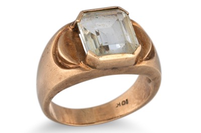 Lot 56 - A VINTAGE GOLD TOPAZ SET DRESS RING, 9ct gold,...