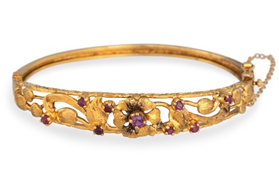 Lot 94 - A 9CT YELLOW GOLD HINGED BANGLE, of...