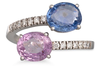 Lot 161 - A DIAMOND, BLUE & PINK SAPPHIRE RING, the blue...