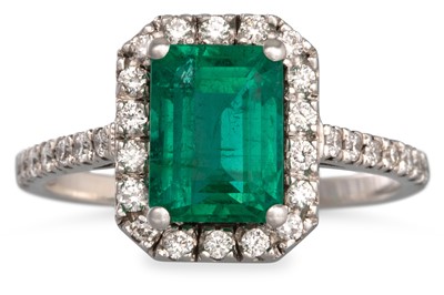 Lot 181 - AN EMERALD AND DIAMOND RING, the rectangular...