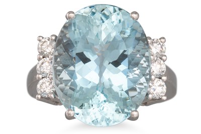 Lot 183 - AN AQUAMARINE AND DIAMOND RING, the oval...