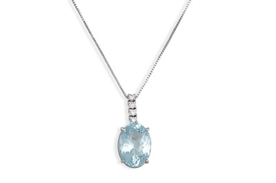 Lot 189 - A DIAMOND AND AQUAMARINE PENDANT, the oval...