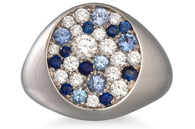 Lot 193 - A DIAMOND AND SAPPHIRE CLUSTER RING, oval...