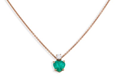 Lot 195 - A DIAMOND AND EMERALD PENDANT, the heart...