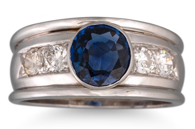 Lot 198 - A DIAMOND AND SAPPHIRE RING, the circular...