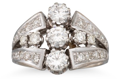 Lot 26 - A VINTAGE SHAPED DIAMOND CLUSTER RING, the...