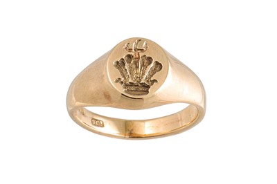 Lot 146 - A 9CT YELLOW GOLD SIGNET RING, with fleur de...