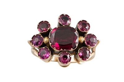 Lot 148 - A GEM SET CLUSTER RING, mounted in yellow gold,...
