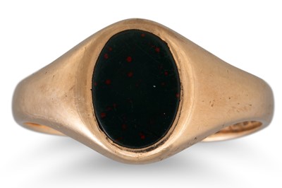 Lot 21 - A 9CT GOLD SIGNET RING, set with bloodstone, 2....