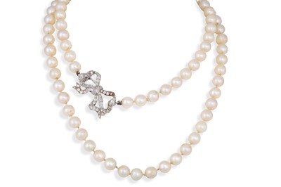 Lot 30 - A CULTURED PEARL NECKLACE, with platinum and...