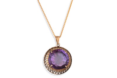 Lot 31 - A VINTAGE 14CT GOLD SYNTHETIC SAPPHIRE PENDANT,...