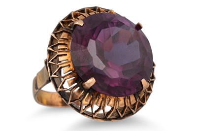 Lot 32 - A VINTAGE 14CT GOLD SYNTHETIC SAPPHIRE RING,...