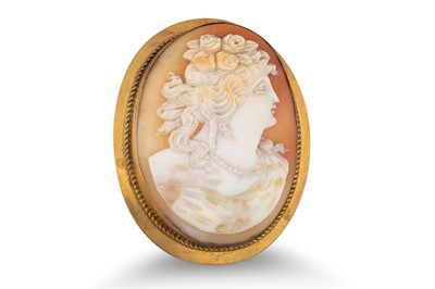 Lot 33 - AN ANTIQUE SHELL CAMEO BROOCH, to a 9ct gold...