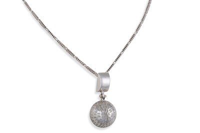 Lot 39 - AN 18CT WHITE GOLD PENDANT ON A CHAIN, 9.1 g.