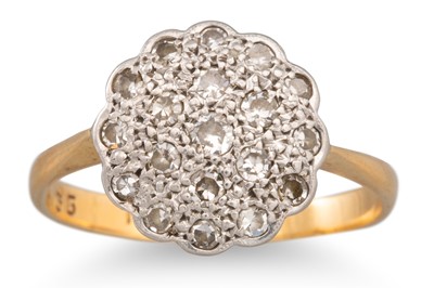 Lot 48 - A VINTAGE DIAMOND CLUSTER RING, mounted in...