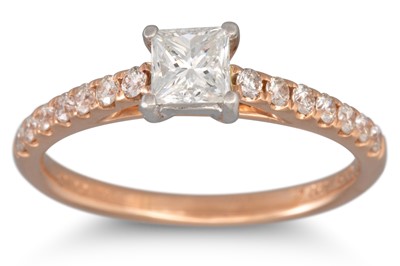 Lot 349 - A PRINCESS CUT DIAMOND SOLITAIRE RING, to...