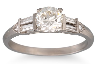 Lot 350 - A DIAMOND SOLITAIRE RING, the round brilliant...