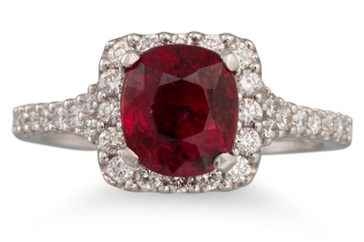 Lot 351 - A DIAMOND AND RUBY CLUSTER RING, the cushion...