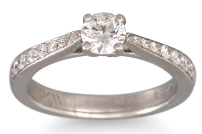 Lot 355 - A DIAMOND SOLITAIRE RING, the round brilliant...