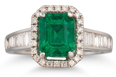 Lot 362 - AN EMERALD AND DIAMOND RING, the emerald cut...