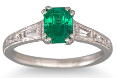 Lot 363 - A EMERALD AND DIAMOND RING, the emerald cut...