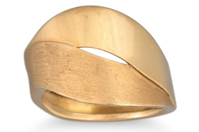 Lot 62 - AN 18CT GOLD RING, textured and polished gold,...