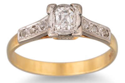 Lot 21 - A VINTAGE DIAMOND SOLITAIRE RING, mounted in...