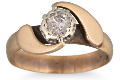 Lot 185 - A VINTAGE DIAMOND SOLITAIRE RING, mounted in...