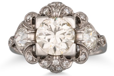 Lot 76 - A VINTAGE DIAMOND CLUSTER RING, the central...