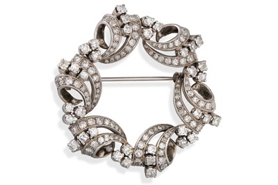 Lot 87 - A VINTAGE DIAMOND SET BROOCH, circular garland...