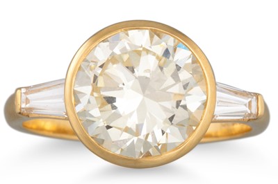 Lot 89 - A DIAMOND SOLITAIRE RING, the brilliant cut...