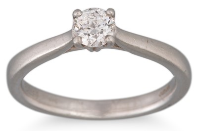 Lot 192 - A DIAMOND SOLITAIRE RING, the round brilliant...