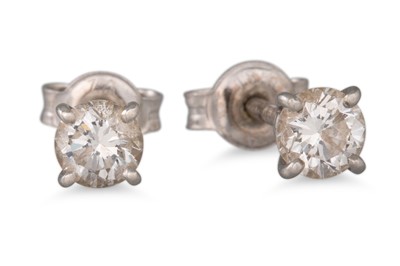 Lot 32 - A PAIR OF DIAMOND STUD EARRINGS, the brilliant...