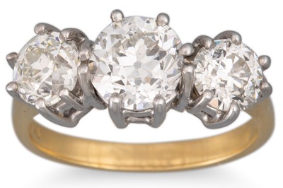 Lot 142 - A THREE STONE DIAMOND RING, the old cut...