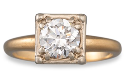 Lot 41 - A VINTAGE DIAMOND SOLITAIRE RING, mounted in...