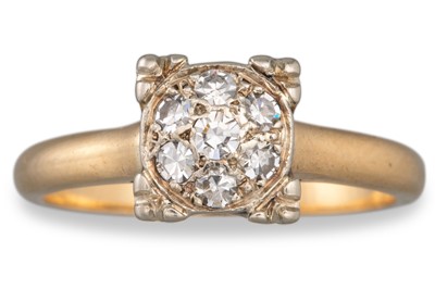 Lot 42 - A VINTAGE DIAMOND CLUSTER RING, mounted in...