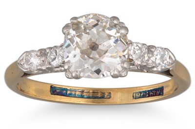 Lot 43 - A VINTAGE DIAMOND SOLITAIRE RING, to diamond...