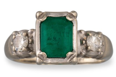 Lot 44 - A VINTAGE EMERALD AND DIAMOND RING, mounted in...