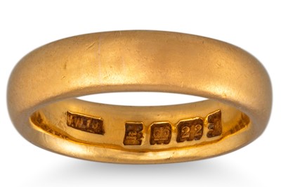 Lot 47 - A VINTAGE 22CT GOLD RING, London 1925, size I,...