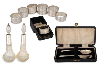 Lot 385 - A CASED SILVER NAPKIN RING, together with six...