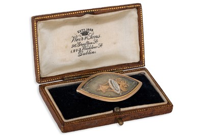 Lot 212 - A GEORGE III GOLD MEMORIAL BROOCH, dated 1786...