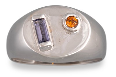 Lot 37 - A CITRINE AND AQUAMARINE RING, the stones set...