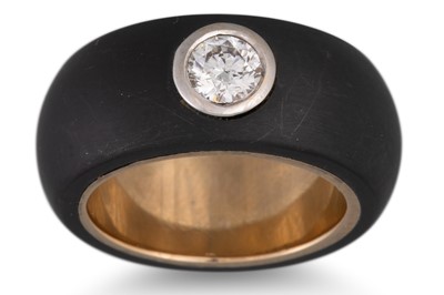 Lot 55 - A DIAMOND SOLITAIRE RING, black wood and 18ct...