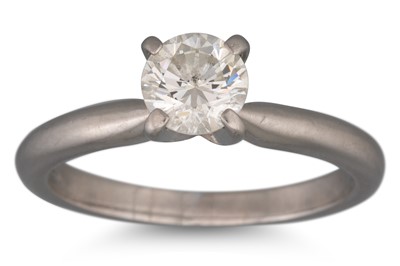 Lot 215 - A DIAMOND SOLITAIRE RING, set in platinum....