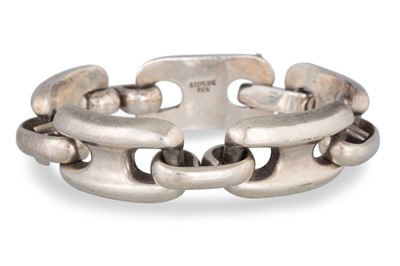 Lot 119 - A MODERN STERLING SILVER HEAVY BRACELET